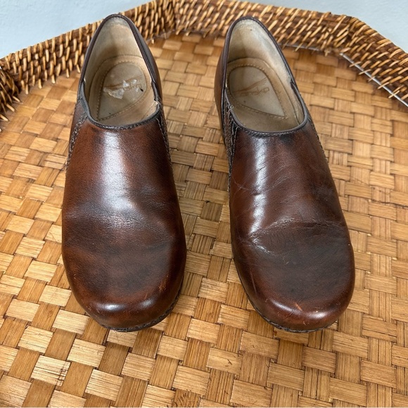 Dansko Sienna Brown embroidered leather clogs slip on neutral lagenlook casual - Picture 3 of 11